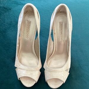 Bandolino Cream Beige Alligator Feel Leather Open Toe Heels With Cutouts Size 7